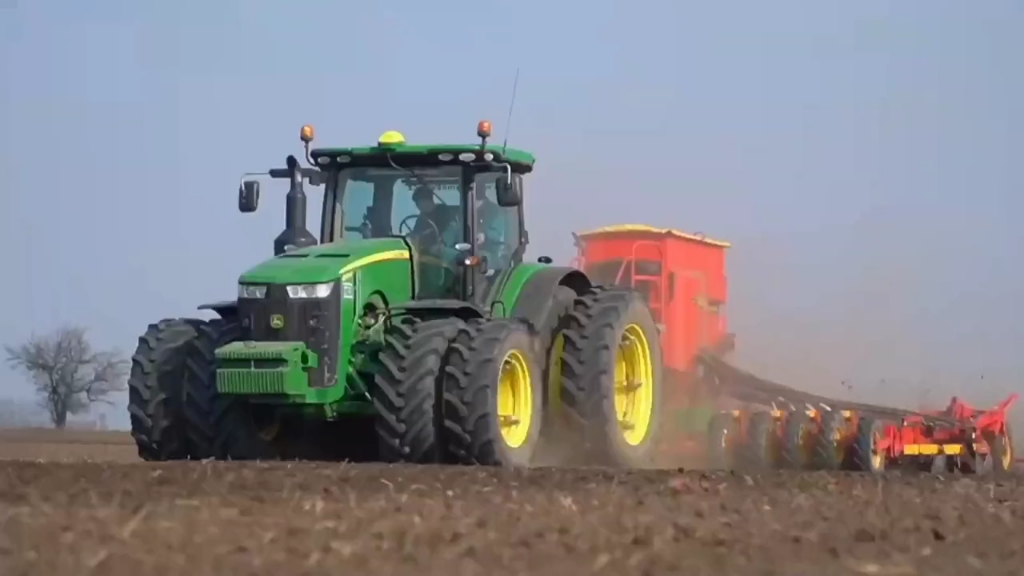 约翰迪尔双轮胎拖拉机牵引气吸式播种作业，真羡慕这一马平川，没