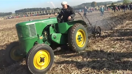 国外拖拉机展 全是老式拖拉机 第二台竟然走不动了