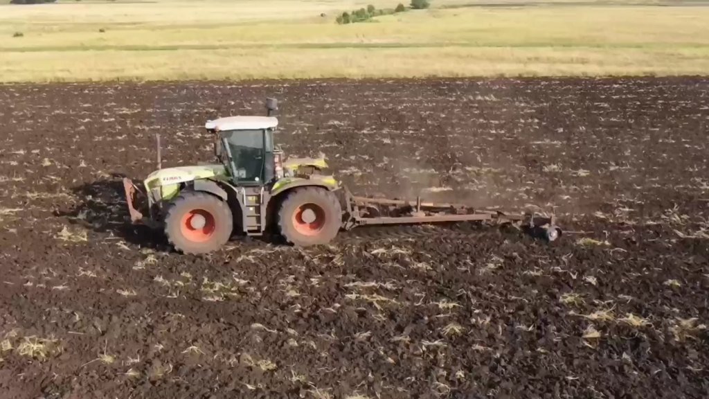 卡拉斯拖拉机牵引犁铧深耕作业