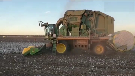 美国给中国停售的采棉机，一天可以采摘千亩棉花