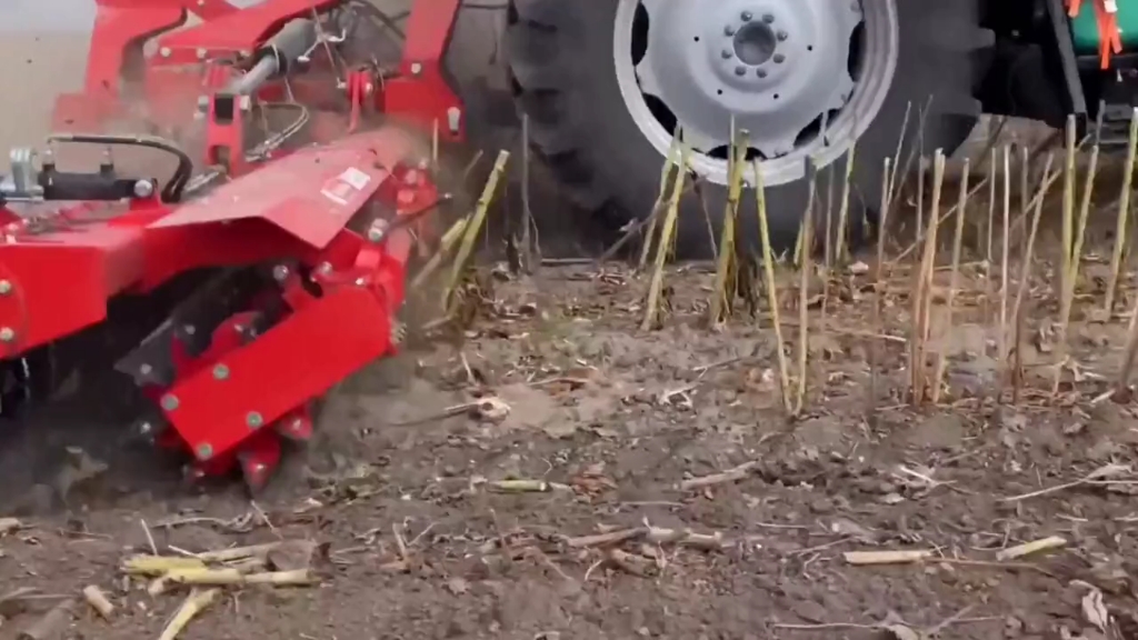 麦赛福格森8730+7614拖拉机，牵引设备直接能把残余桔杆