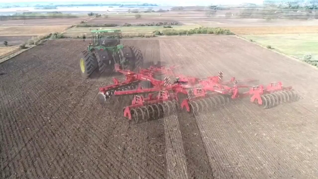 这台约翰迪尔 8320R拖拉机，配备320马力， 16速全动