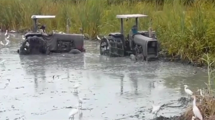 水田专用拖拉机 这特殊的轮毂 简直水上飘一样