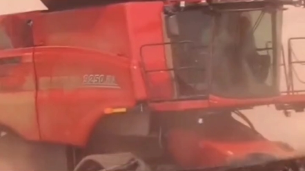 来看看是哪个收割机在斜坡上作业起来毫无压力？