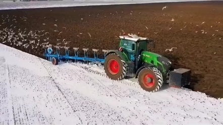 2022德国冰天雪地进行犁地作业依然高效快捷