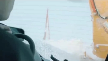 拖拉机清雪作业，看着就凉爽。