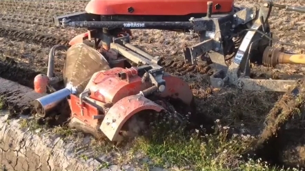 日本拖拉机牵引起垄机