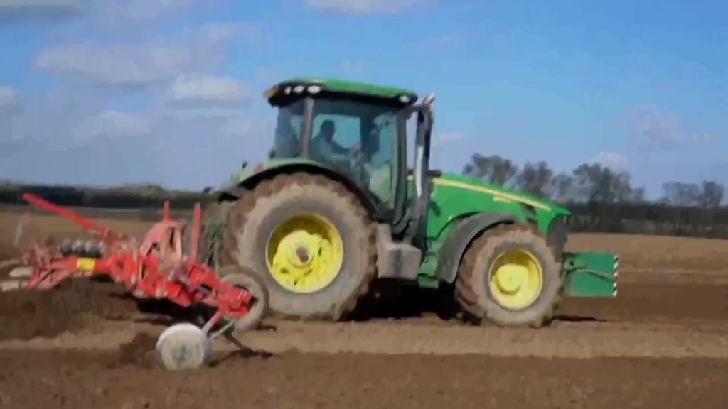 国外农场作业，集浇灌，深耕，播种，平地，起垄，去石于一体，你
