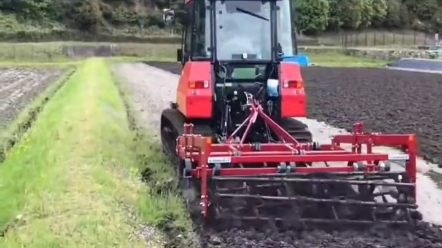 水田和泥田活不好干？，一台履带拖拉机就搞定了，完爆轮式