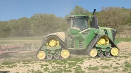 约翰迪尔全履带9RX640的拖拉机，农机具挂满