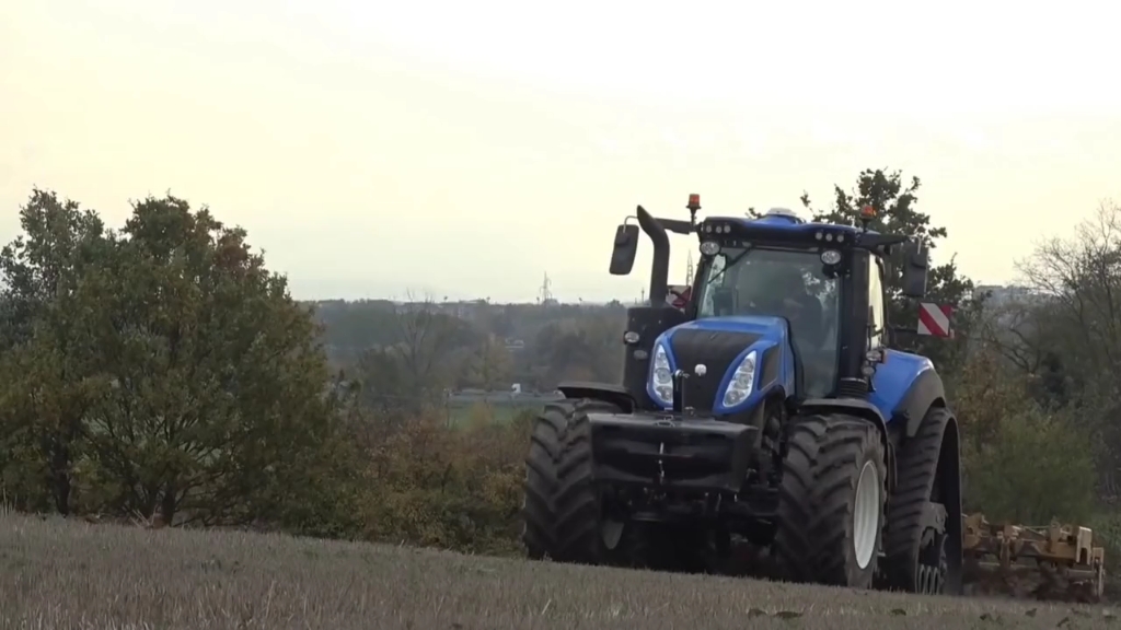 国外半履带拖拉机牵引旋耕机作业