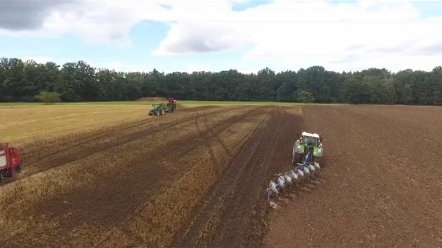 丹麦农场芬特942 拖拉机进行翻转犁作业