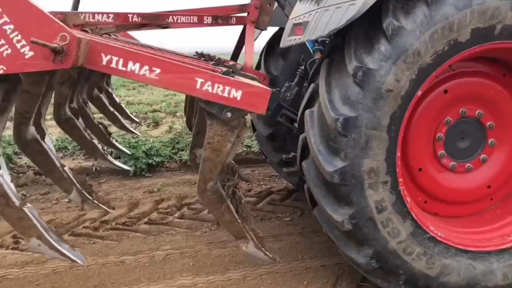 这台来自德国法兰克福的芬特828拖拉机，276马力，大块地耕