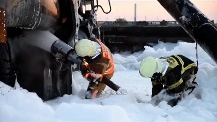 顶级收割机意外起火，瞬间化为灰烬