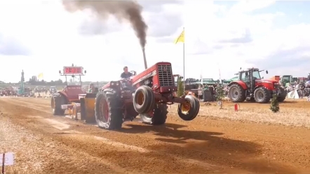国外拖拉机比赛，大年初三表演别样的翘头