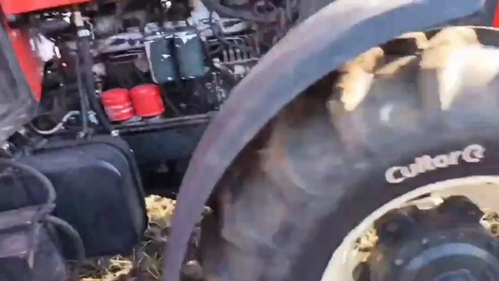 捷克拖拉机ZTS 16245牵引犁铧深耕作业