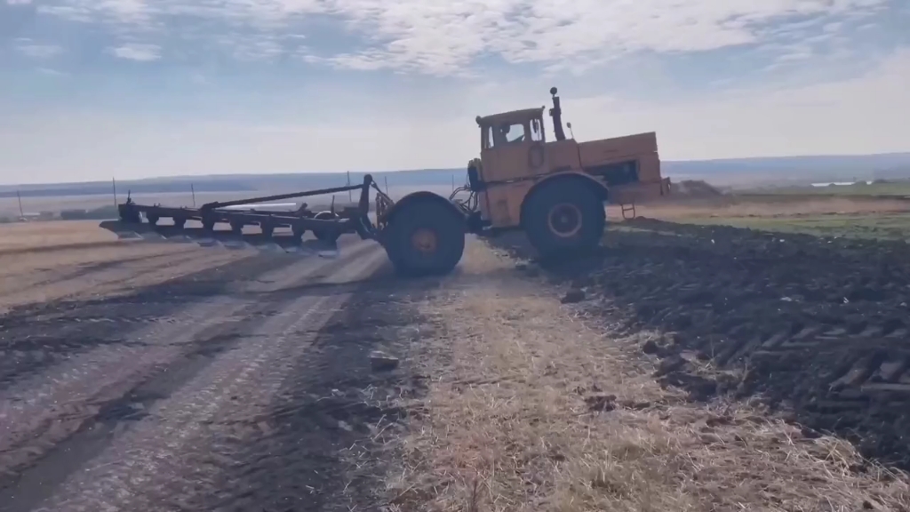 国外铰接式拖拉机 像个卡车头 霸气十足