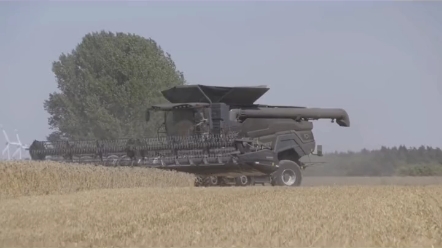 没有方向盘的收割机，你见过吗？