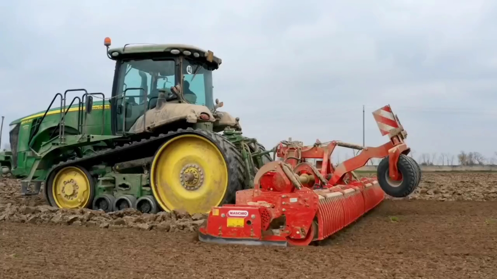 这台约翰迪尔全履带拖拉机，动力强劲，作业效率高。您感觉怎么样