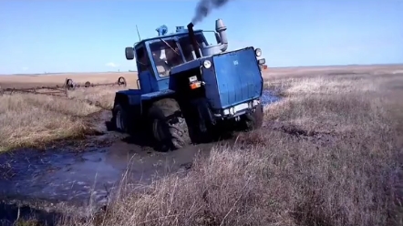 拖拉机没有足够的锁 竟然还要这样走 农机具丢了吧