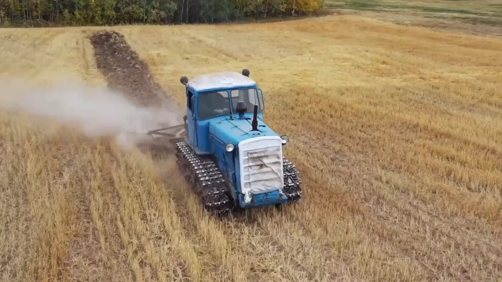 火车头造型履带拖拉机 ，是不是改装的？