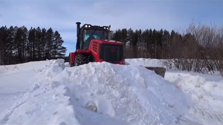 国外拖拉机变身推雪机