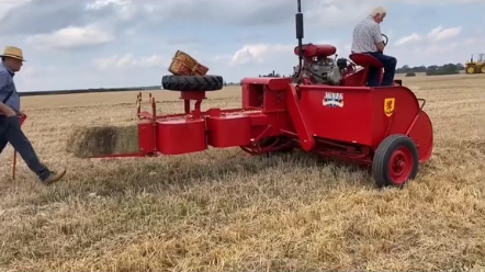 世界第一台自走式捡拾打捆机