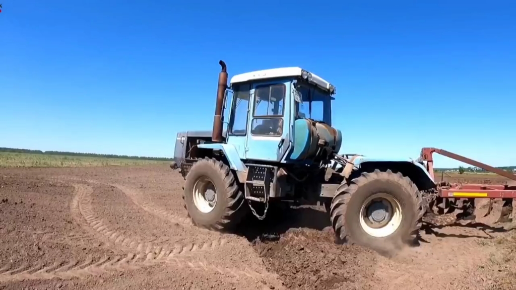 其貌不扬的国外拖拉机，具有极强的爆发力