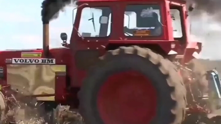 赛车手开拖拉机耕地就是快