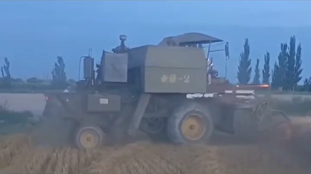 距今已有六十年的收割机仍能作业，您能猜出来是哪个品牌吗