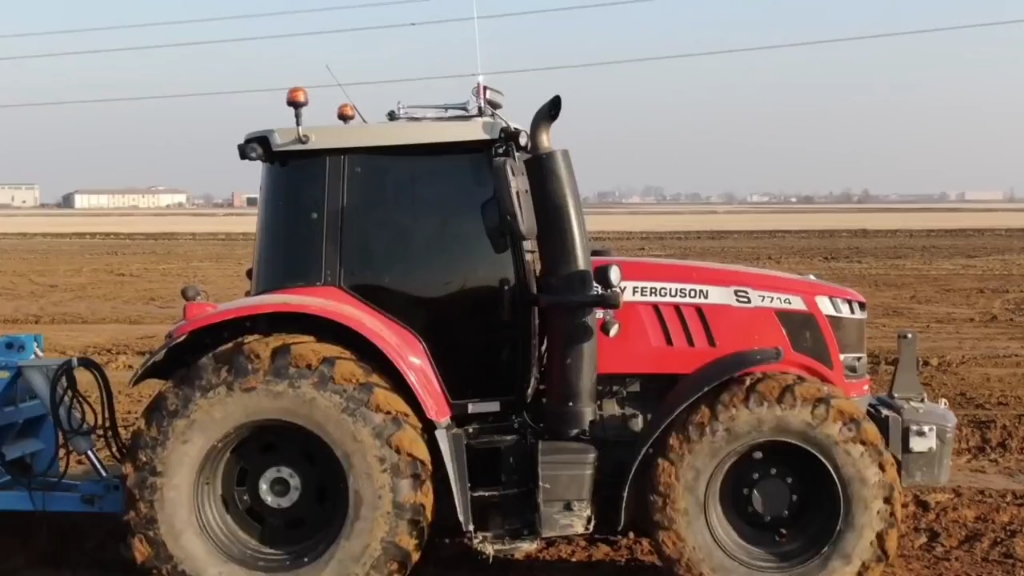 国外拖拉牵引平地机作业