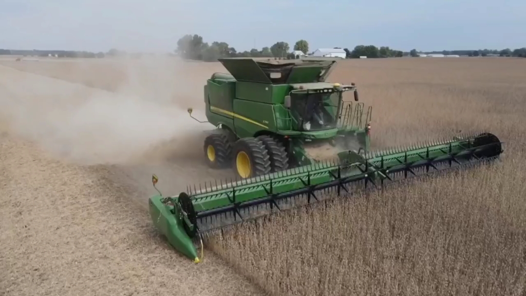 约翰迪尔S780谷物联合收获机，割台一装就是干，除了扬尘大，