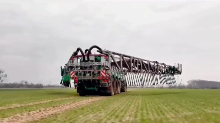 德国两姐妹这样施肥，方式新奇让人大开眼界