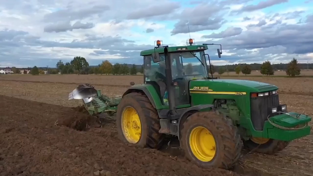 美国爱荷华州滑铁卢制造的约翰迪尔8210拖拉机185马力21