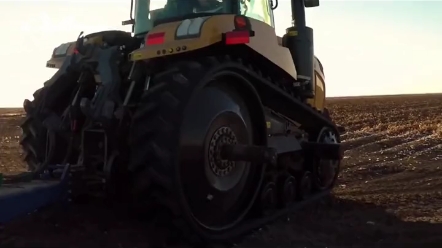 世界上第一台橡胶履带拖拉机。约翰迪尔8R-2704