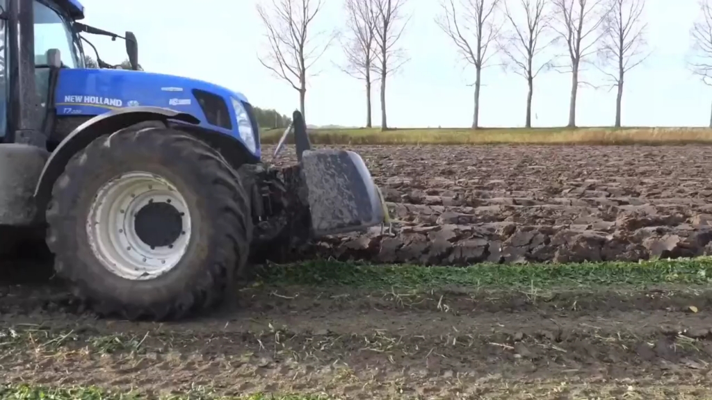 纽荷兰拖拉机牵引翻转犁  深翻作业