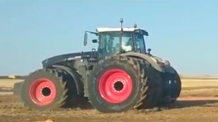 拖拉机拔河，轮式VS履带你更看好谁呢？