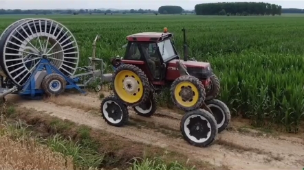 加高的拖拉机 适合高杆作物作业 这驱动靠上下轮胎咬合吗？