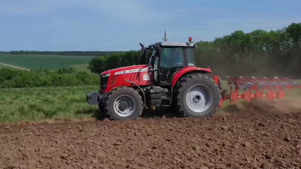 国外拖拉机牵引犁铧耕地作业